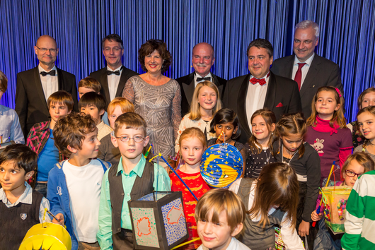 Übergabe der Martinstüten an den Kinderchor